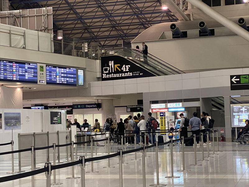 福岡空港国際線の荷物検査を待つ列