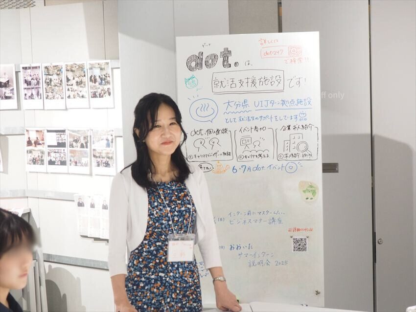 dot.の説明ボードの前で講座をする生野貴子