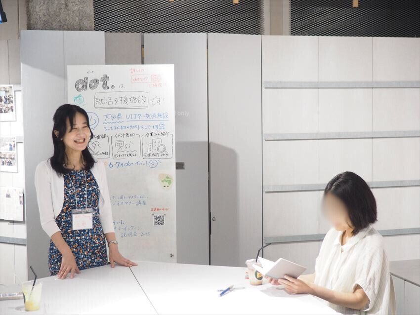ビジネスマナーについて大学生の質問に答える講師